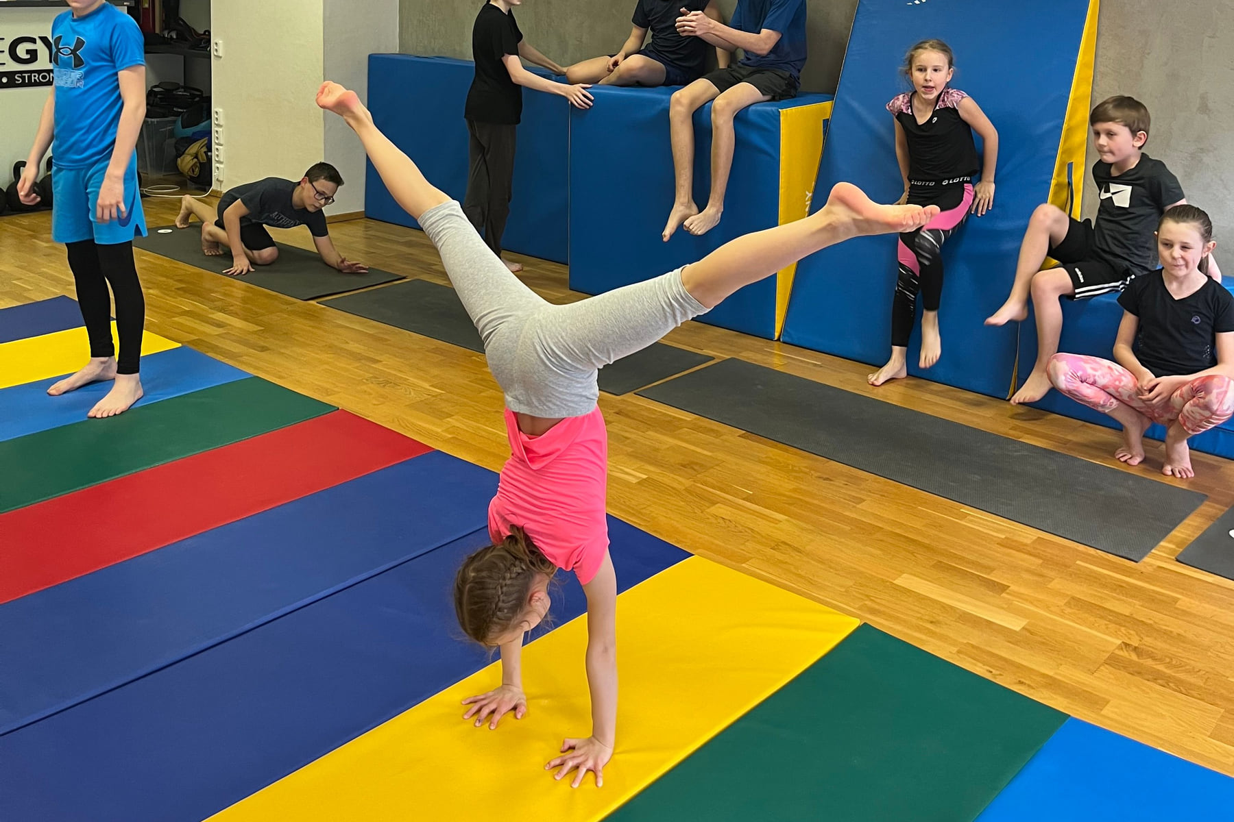 Skupina dětí na kurzu MOVEKIDS v gymu MoveGym Brno-Medlánky, v popředí dívka ve stojce