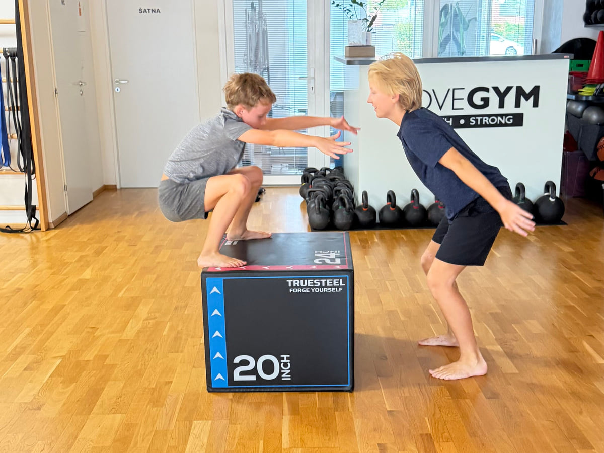 Kluci při výskoku na bednu na kurzu MOVEKIDS