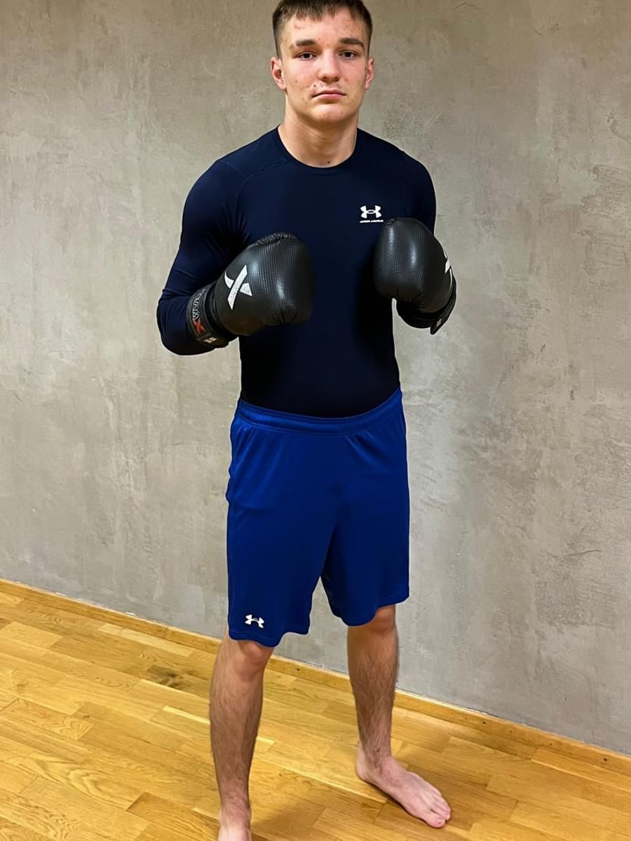 Maxim Vaněček, lektor boxu, v boxerském postoji